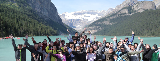 Schüler einer LISA! Sprachreise in Calgary stehen vor der Bergkulisse Schüler winken in die Kamera vor der Bergkulisse der Rocky Mountains bei einer Sprachreise in Calgary