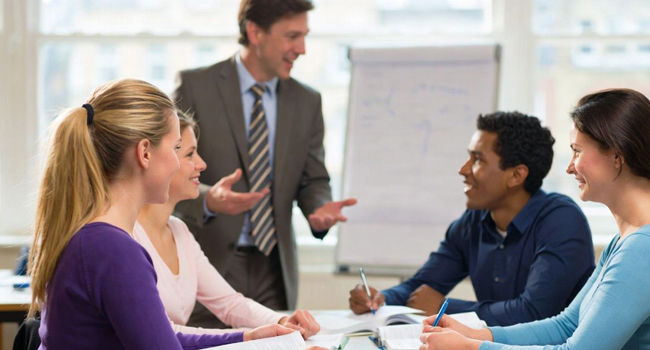 Sprachreise England Bournemouth mit LISA! – Bildungsurlaub, Unterricht und Lernerfolg Englischunterricht für Erwachsene in Bournemouth England während einer LISA! Sprachreise mit Lehrer und Teilnehmern