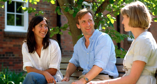 Sprachreise England Cambridge City mit LISA! – Bildungsurlaub, Austausch und entspanntes Lernen Erwachsene im Bildungsurlaub in Cambridge City England während einer LISA! Sprachreise unterhalten sich im Freien
