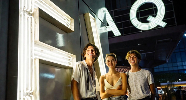 Sprachreise Tokio Chiyoda mit LISA! – Nachtleben, Stadt und unvergessliche Erlebnisse Junge Erwachsene vor beleuchtetem FAQ Schild in Tokio während einer LISA! Sprachreise erleben das Nachtleben und die Stadt