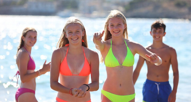 Sprachreise Jersey mit LISA! – Strand, Meer und einfache Buchung für unvergessliche Erlebnisse Schüler am Strand auf Jersey während einer LISA! Sprachreise im Meer genießen Sonne und gemeinsame Freizeit