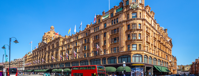 LISA-Reisefuehrer-Sprachreisen-Englisch-England-London-Einkaufen-Kaufhaus-Harrods-Fahnen