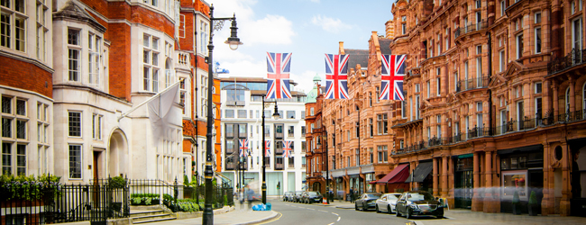 LISA-Reisefuehrer-Sprachreisen-Englisch-England-London-Mayfair-Flaggen-Haeuser-Strasse