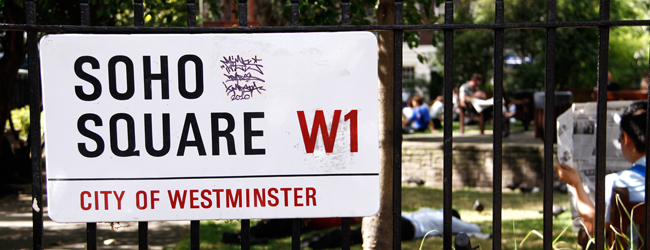 LISA-Reisefuehrer-Sprachreisen-Englisch-England-London-Viertel-Soho-Schild-Park-Zaun