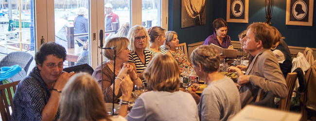 Gemeinsamer Restaurantbesuch bei einer LISA! Sprachreise in Jersey Viele Personen sitzen gemeinsam in einem Restaurant und essen bei einer Sprachreise in Jersey