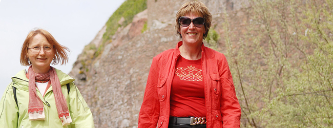 Ausflug beim LISA! Sprachkurs 50 Plus in Jersey Zwei Damen beim Spazierengehen in frischen Farben bei einem LISA! Sprachkurs 50 plus in Jersey