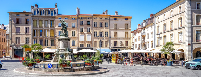 LISA-Sprachreisen-Erwachsene-Franzoesisch-Frankreich-Nancy-Platz-Brunnen-Cafes-Essen