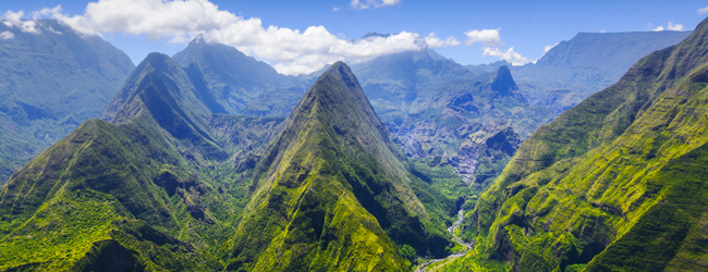 Blick auf die grünen Berge und tiefen Talkessel von La Réunion, ideal für Wanderfreunde und Naturliebhaber bei einer LISA! Sprachreise