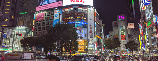 LISA-Sprachreisen-Erwachsene-Japanisch-Japan-Tokio-Abend-Strasse-Kreuzung-Autos-Werbung