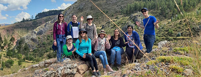 Gruppe von Erwachsenen bei einer Wanderung in den Bergen während einer Sprachreise in Peru in Cusco