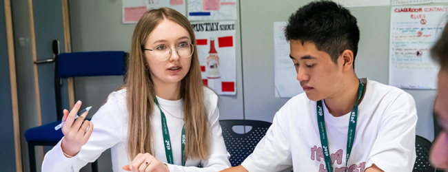 Zwei Schüler diskutieren im Klassenzimmer während einer LISA! Sprachreise in Bath