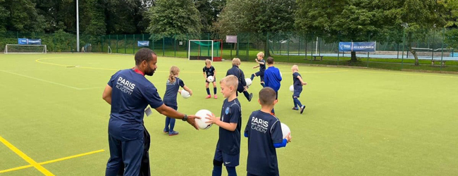 LISA-Sprachreisen-Schueler-Englisch-England-Fleetwood-Fussball-Training-Aufwaermen-Ball