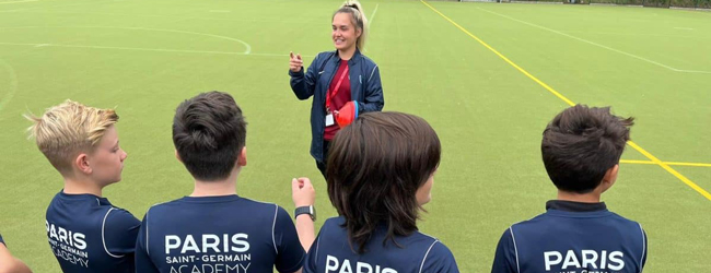 Im LISA! Sprachreisen-Fußballcamp PSG in England erklärt die Trainerin vier Sprachreisenschülern den Trainingsablauf auf Englisch.