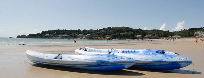 Strand auf der Insel Jersey bei einer Englisch-Sprachreise für Schüler Zwei Boote liegen am Strand am Meer auf Jersey in England