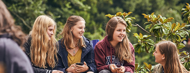 Neue Freundschaften bei einer Englisch Sprachreise in Jersey Vier Mädchen unterhalten sich bei einer LISA! Sprachreise für Schüler in Jersey