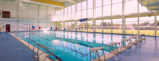 Lichdurchflutete Schwimmhalle mit Startblöcken am St. martin's College in Stamford bei einer LISA! Schülersprachreise