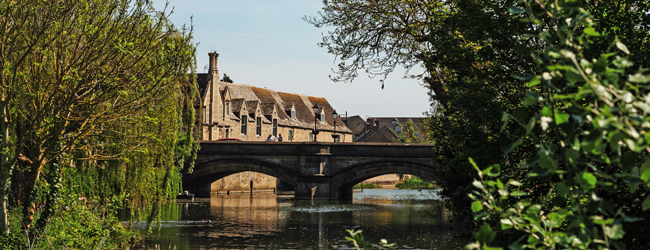 Historische Brücke mit zwei Bögen überspannt einen Fluss im Ort Stamford bei einer LISA! Sprachreise