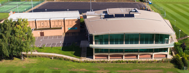 Luftaufnahme des St. Martins College in Stamford, umgeben von grünen Sportfeldern und Tennisplätzen, ideal für Schüler-Sprachreise