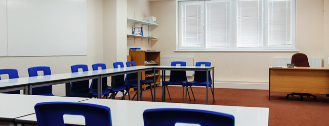 U-förmige Tische in einem Klassenraum auf dem Campus der Sprachschule bei einer Schülersprachreise in Stamford