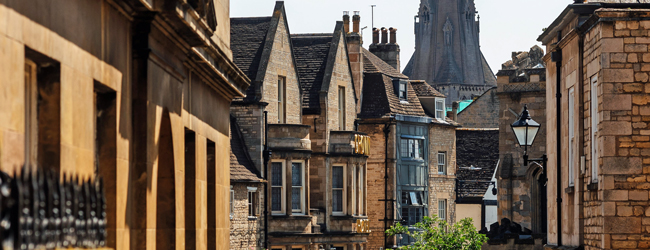 Blick entlang einer historischen Häuderzeile auf die Kathedrale der Stadt Stamford