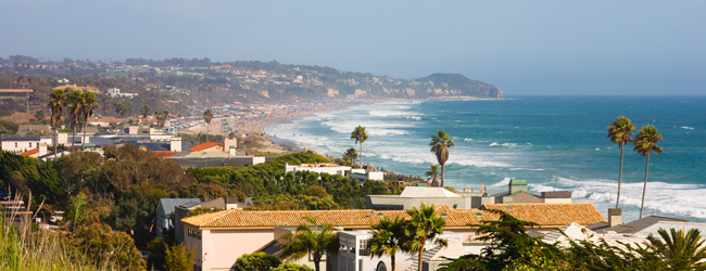 Blick auf die Küste von Los Angeles Malibu mit Palmen und blauem Meer, ideal für eine Sprachreise für Schüler