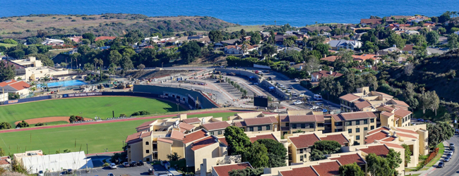 Blick auf eine weitläufige Campusanlage mit Meerblick in Los Angeles, ideal für eine Schülersprachreise