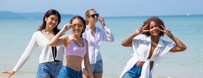 Vier junge Mädchen genießen die Sonne und das Meer am Strand in Los Angeles Malibu bei einer LISA! Schülersprachreis