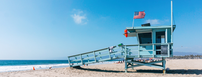 Blaues Rettungsschwimmerhäuschen am sonnigen Strand von Los Angeles, USA, bei einer LISA! Schülersprachreise