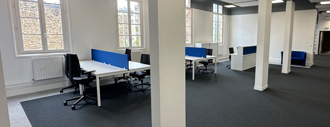 Innenansicht der LISA! Sprachschule für Schüler in Paris Pausenraum mit Sitzplätzen und großen Fenstern bei einem Französisch-Sprachkurs für Schüler in Paris