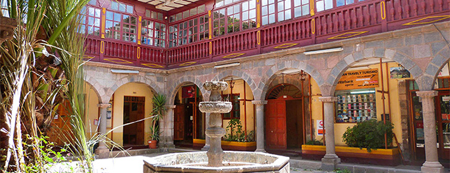 Traditioneller Innenhof mit Brunnen unserer Sprachschule in Cusco in Peru