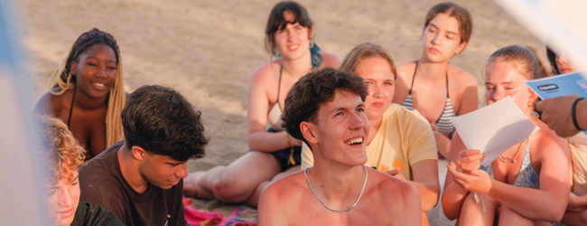 Jugendliche am Strand von Barcelona bei Spiel und Spass, perfekt für Young Adults